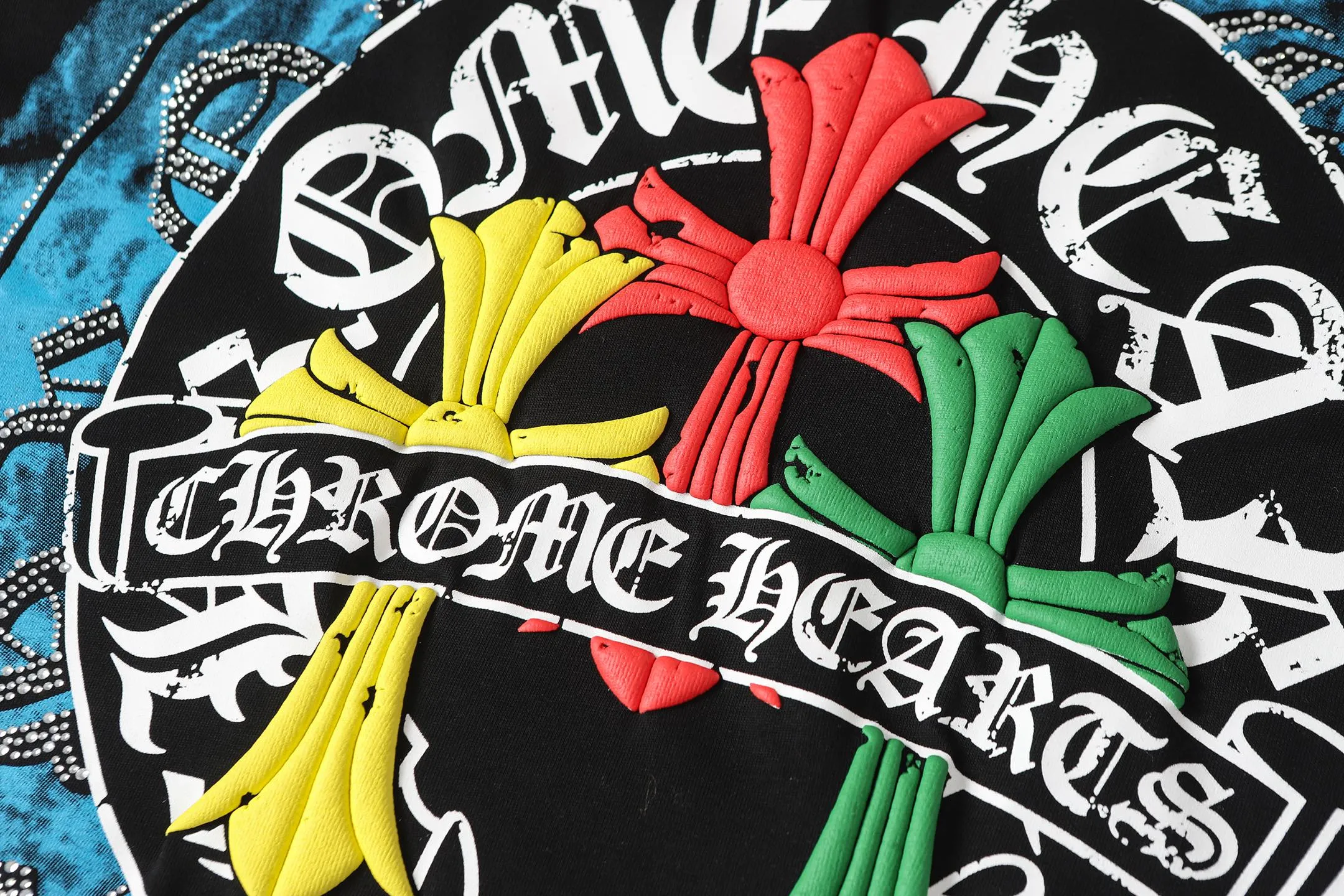 P170 Chrome Hearts CH Chrome Hearts Colorful Horseshoe Sanskrit Hot Diamond Letters Printed Short Sleeve T-shirt Uses direct injection imported machine printing. All hardware and accessories are milled and customized. Correctly configured. Black 2025 Chrome Hearts genuine packaging. 260 grams of custom-dyed double yarn cotton. Large version. Loose and stylish. Differentiated from low version, slim and long version with upper body and raised hips. 100% commitment: top quality. Not fast food. Highest version on the market. Top quality - different from ordinary versions on the market. If you care about quality, you should also respect the price. Absolutely 0 after-sales service and 0 return rate so far. It’s hard not to love the style - 260g double yarn cotton custom dyed fabric - Correct high-density main mark, washed tag, hand-sewn